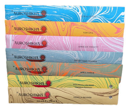 Auroshikha Räucherstäbchen – Bunte Packungen verschiedener Duftrichtungen wie Eukalyptus, Nirvana und Patchouli