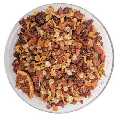 Milde Früchteteemischung Tropenhimmel mit getrockneten Apfelstücken, gelben Mango- und Ananaswürfeln sowie einer getrockneten Orangenscheibe.