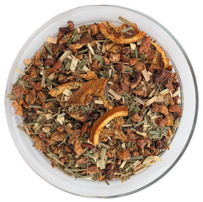 Früchtetee Apfeltee Vanille Lemon in einer Glasschale mit großen getrockneten Apfelstücken, Zitronengras und getrockneten Orangenscheiben.