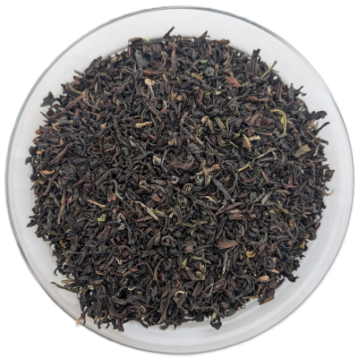 Draufsicht auf dunkle, leicht gekräuselte Second Flush Bio-Darjeeling-Teeblätter aus dem Garten Makaibari.