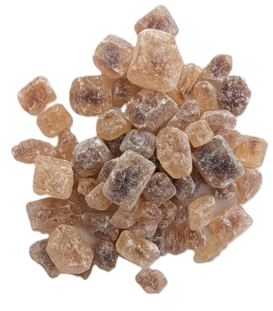 Große braune Kandis-Zuckerkristalle als Haufen auf weißem Hintergrund
