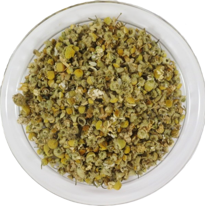 Eine runde Glasschale voller getrockneter Bio-Kamillenblüten aus der Vogelperspektive. Deutlich zu sehen sind die typischen gelben Blütenköpfe mit kleinen, hellen Blütenblättern.