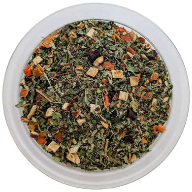 Draufsicht auf eine runde Glasschale mit losem Kräutertee. Die Basis bildet eine feine Mischung aus mattgrünen, getrockneten Blättern. Darunter sind auffällige, dunkelviolette Malvenblüten, zarte lila Lavendelblüten und kleine, leuchtend gelbe Ringelblume