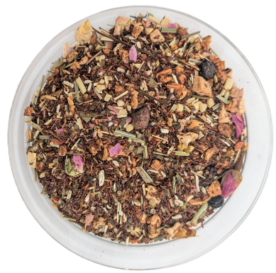 Rooibos Amaretto Kaktusfeige – bunte Kräuter- und Rotbuschteemischung mit Rosenblüten, Fruchtstücken und Lemongras in einer Schale.