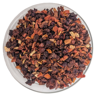Bio-Früchteteemischung Maracuja-Orange mit getrockneten Apfelstücken, Orangenschalen und karottenfarbenen Fruchtwürfeln.