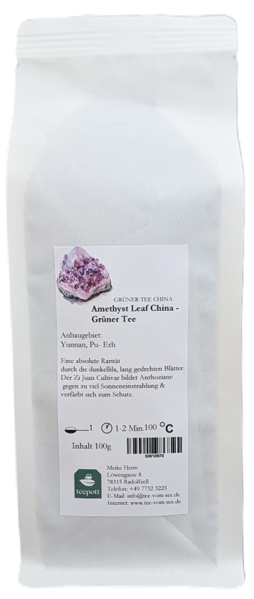 Schlichte weiße Standverpackung mit Etikett „Amethyst Leaf China“, einer violetten Amethyst-Kristall-Illustration und Anbaugebietsangabe.