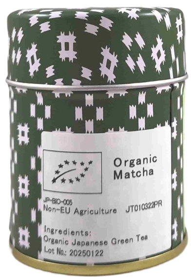 Grünes Matcha-Döschen mit weißem Muster und einem Etikett, das das EU-Bio-Siegel sowie die Aufschrift „Organic Matcha“ zeigt.