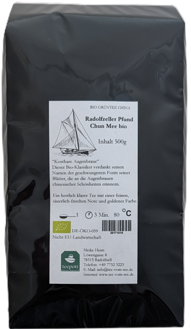 Große, glänzende schwarze 500g-Tee-Verpackung mit weißem Etikett, Segelschiff-Skizze und Bio-Zertifizierung.