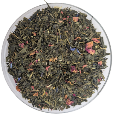 Grüner Sencha-Tee mit rosa Rosenblüten und blauen Kornblumenblüten in einer Glasschale.