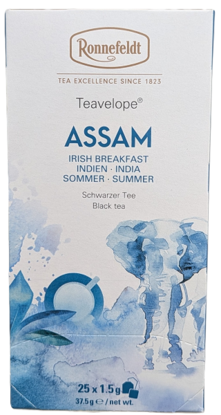 Eine helle Teeverpackung von Ronnefeldt Teavelope "ASSAM". Oben das Markenlogo "Ronnefeldt Tea Excellence since 1823". In blauem Text steht zentral "Teavelope®", "ASSAM", "IRISH BREAKFAST", "INDIEN", "SOMMER", "Schwarzer Tee". Die untere Hälfte zeigt eine