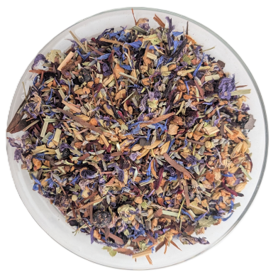 Kräuter- und Früchteteemischung Mitternachtsgarten mit leuchtend blauen Kornblumenblüten, violetten Malvenblüten, geschnittenem Zitronengras und kleinen Apfelstücken.
