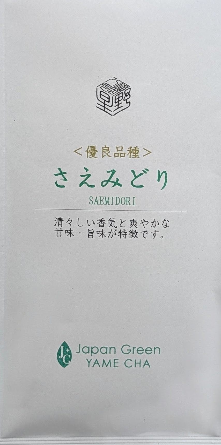 Weiße Teeverpackung von Japan Green für die Sorte Saemidori Yame Cha mit japanischen Schriftzeichen und grünem Logo am unteren Rand.